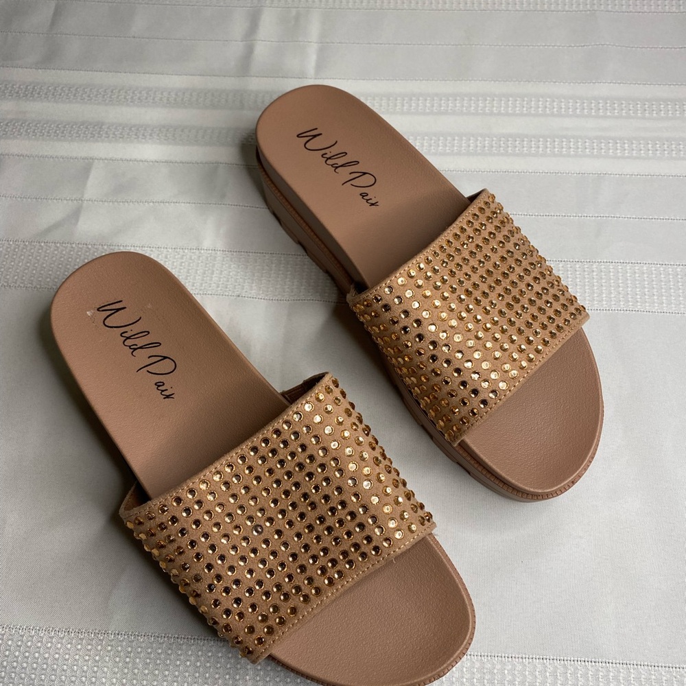 NWOT Wild Pair Slides Sandals Studded Platform Women’s Sparkly Tan 9 Summer